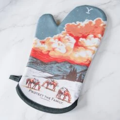 Yellowstone Protect The Family Oven Mitt -Bioworld Shop DSC 7682