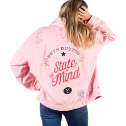 Yellowstone Beth Dutton State Of Mind Wren + Glory Hand Painted Pink Denim Jacket -Bioworld Shop YSWGBethDuttonPinkJeanJacketBackFemaleModelArmUpMerch1x1DSC 7859 Approved